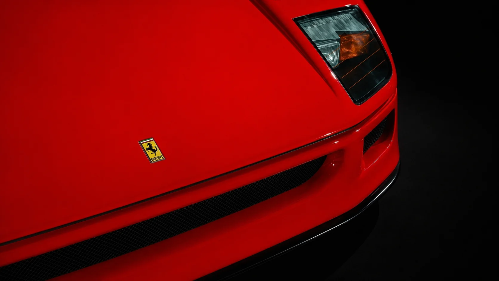 The Disegno di Pininfarina plate on the flank of a red Ferrari F40